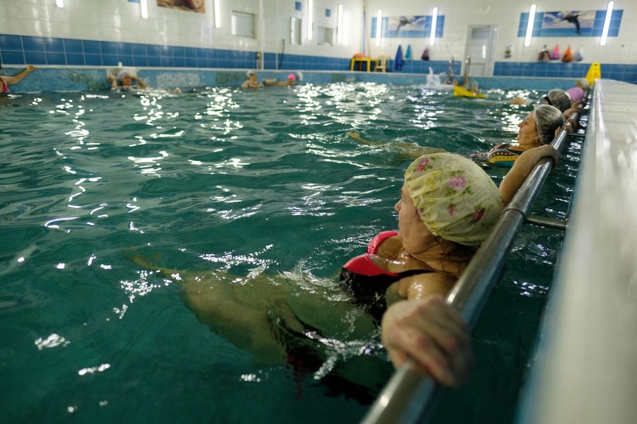 Аквааэробика с нудлами у бортика бассейна — фото 2