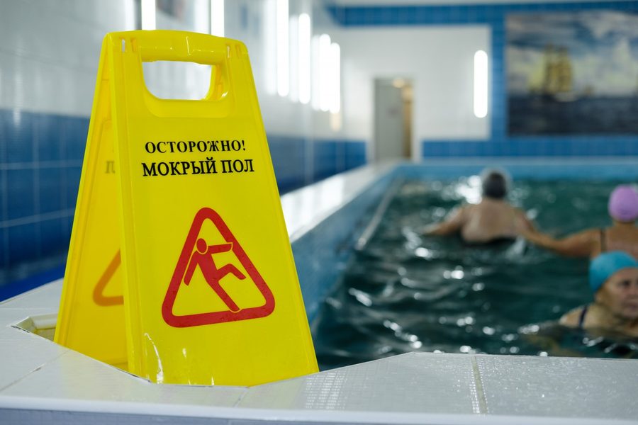 Плавательные доски у бортика бассейна — фото 20