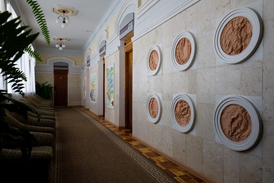 Коридор корпуса с декоративными панно на стенах — фото 10