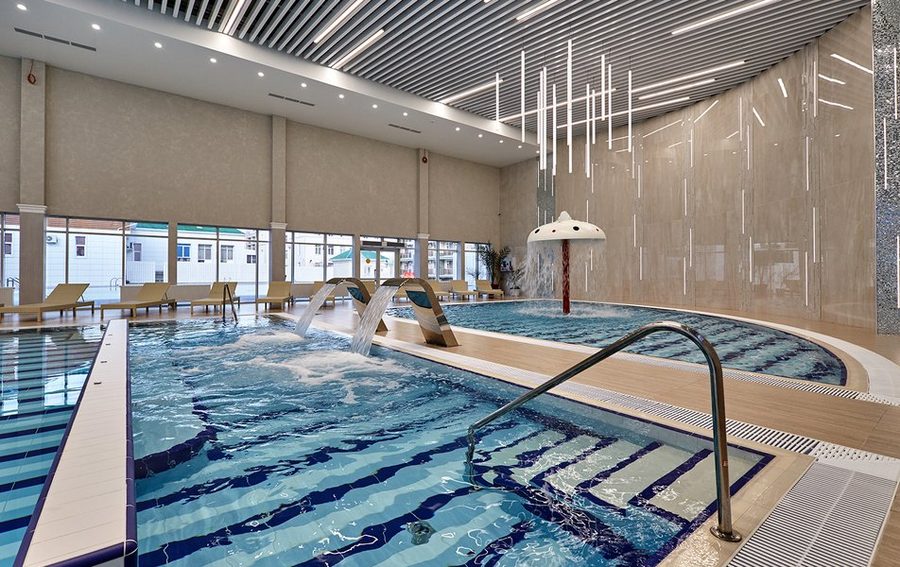 Бассейн SPA-комплекса с плавательными дорожками и зонтом — фото 2