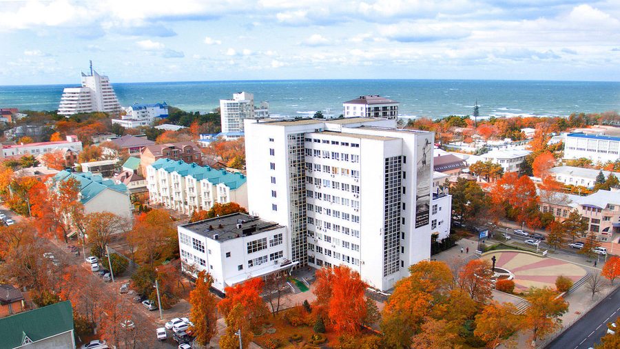 Корпуса санатория «ДиЛУЧ» в Анапе и побережье Чёрного моря с высоты — фото 1
